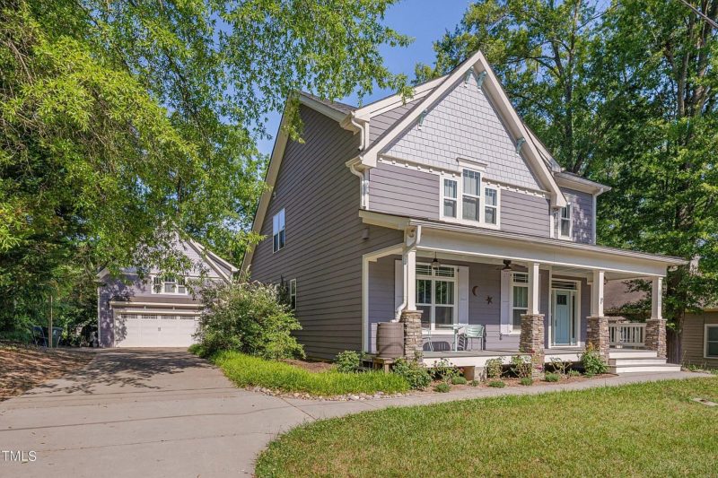 Compact house Plan: 2-Level Garage with Living Space Design