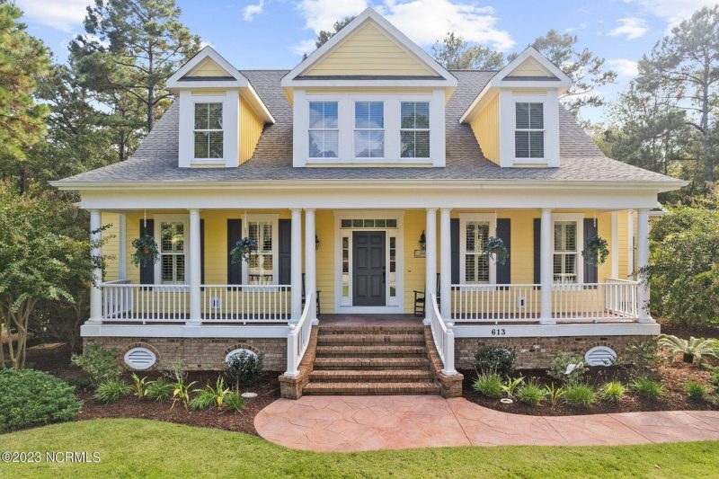 Elegant 2-Story house Plan with CAD Designs and Colonial Style