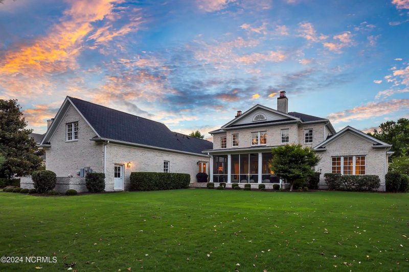Elegant 5-Bedroom house Floor Plan with 2 Stories and Garage