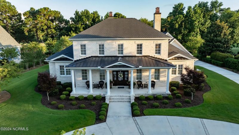 Elegant 5-Bedroom house Floor Plan with 2 Stories and Garage