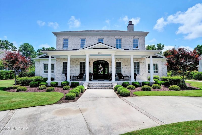 Elegant 5-Bedroom house Floor Plan with 2 Stories and Garage