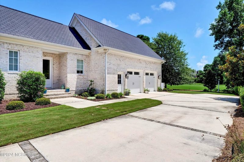 Elegant 5-Bedroom house Floor Plan with 2 Stories and Garage