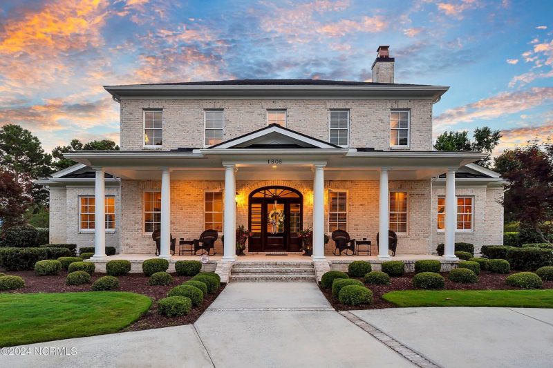 Elegant 5-Bedroom house Floor Plan with 2 Stories and Garage
