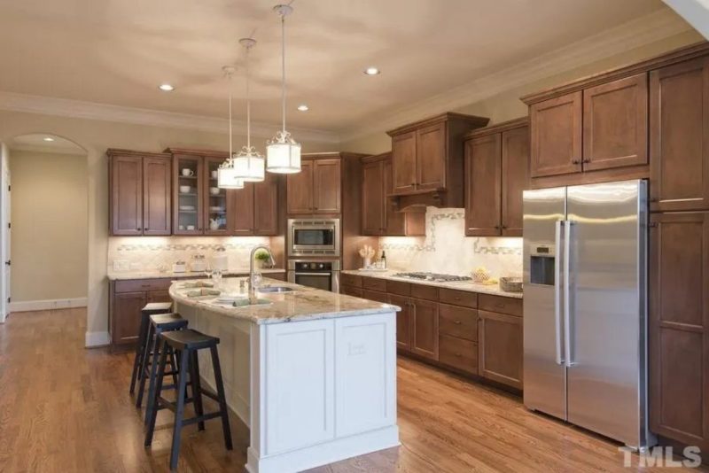 Elegant Craftsman house Plan with Stunning 2-Story Design