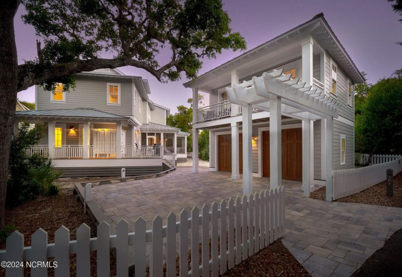 Elegant house Plan with Garage & Living Space