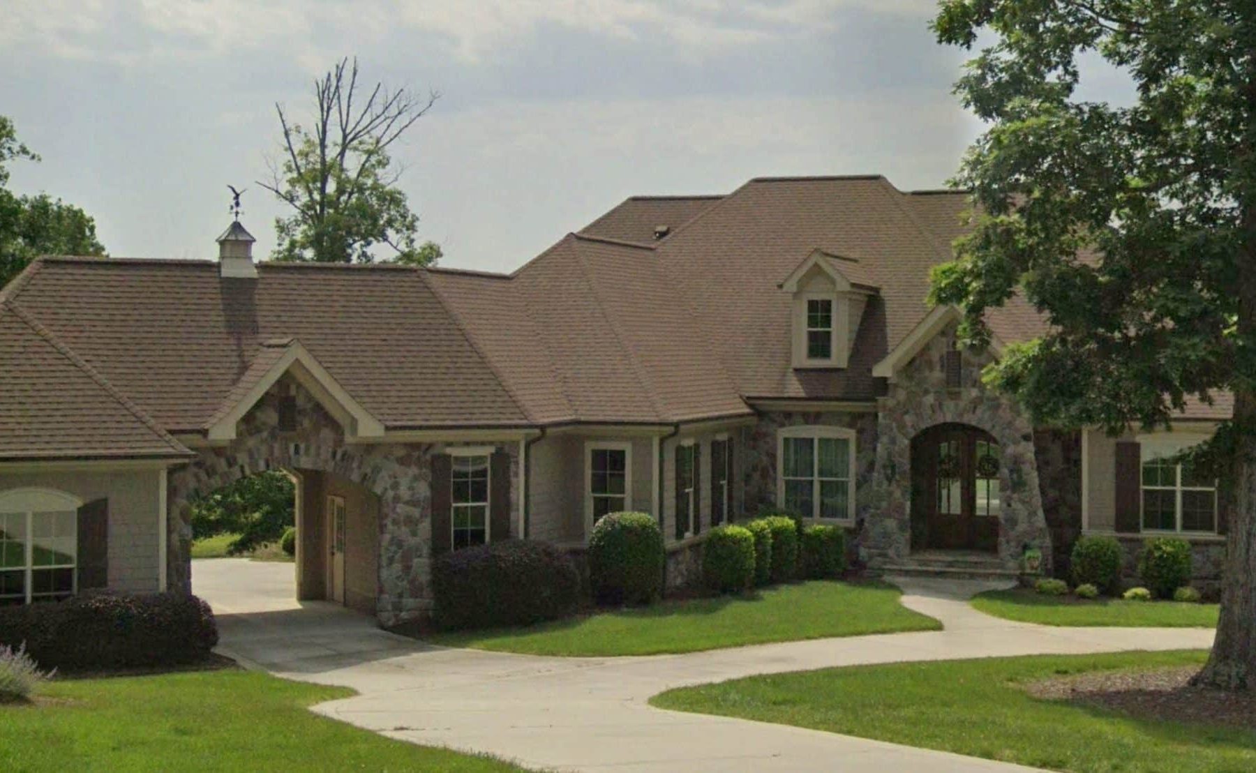 Luxurious house Plan with Angled Garage