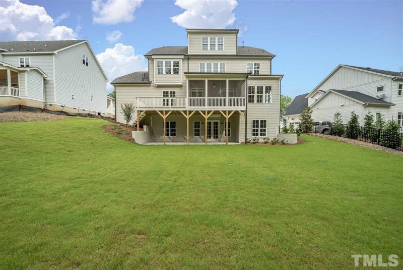 Luxury house Floor Plan with Open Concept and 3-Car Garage