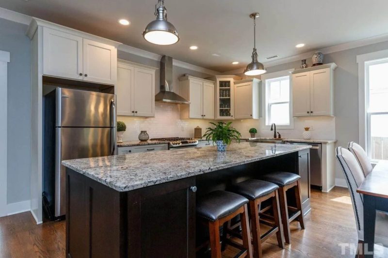Modern Craftsman house Plan: Stunning Architecture & Floor Design
