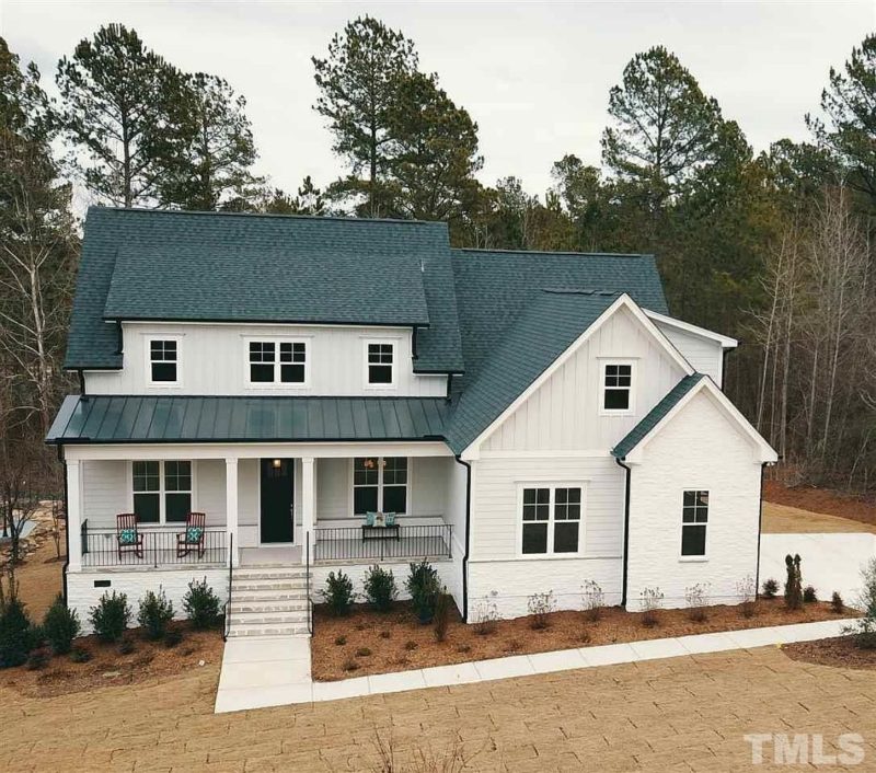 Modern Farmhouse house Plan with Spacious Floor Design