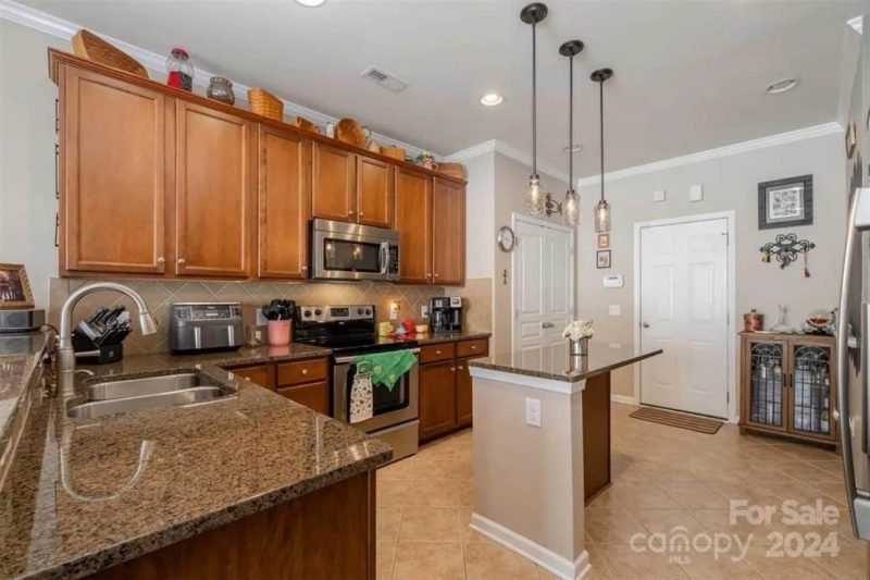 Spacious 6-Bedroom Townhome Plan