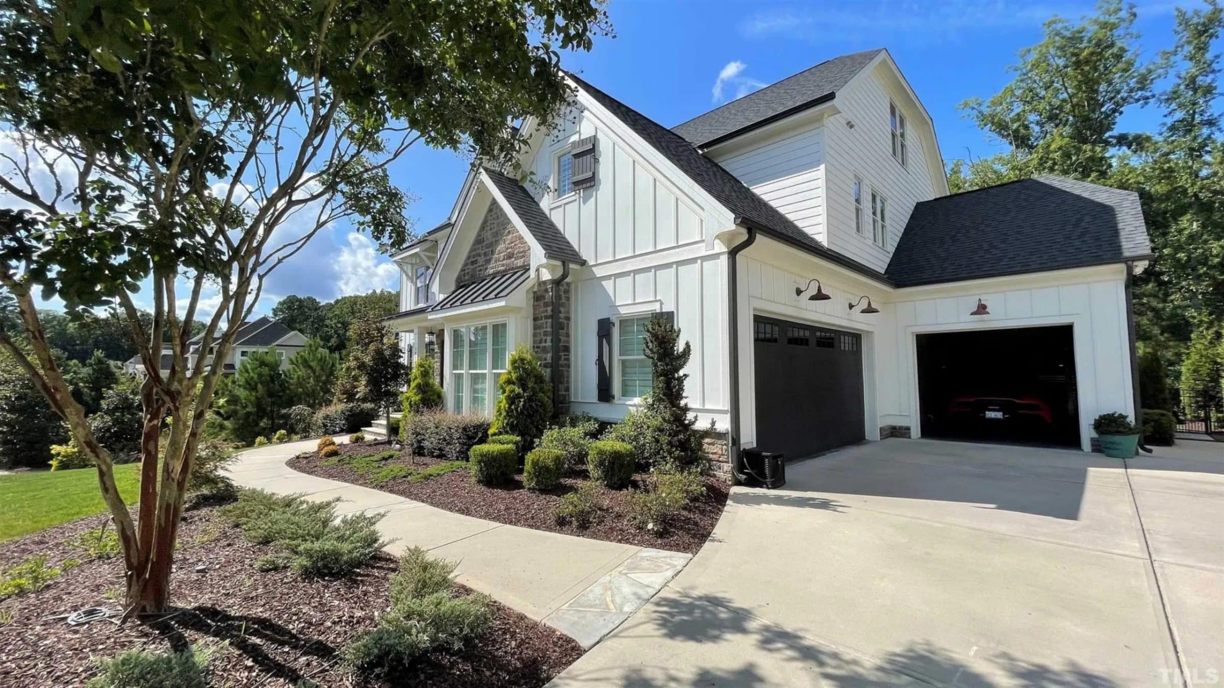 Spacious house Plan with 5 Beds,4.5 Baths,and Modern Blueprint