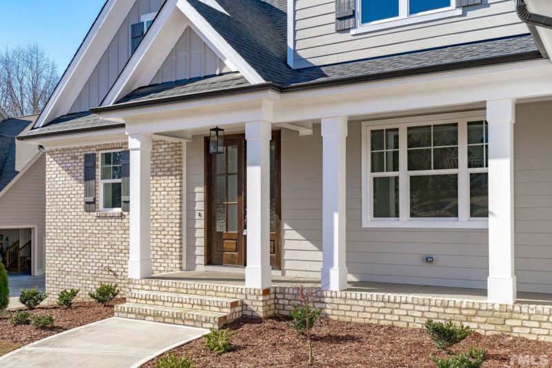 Stunning Traditional Craftsman house Plan with 2 Floors and CAD Designs