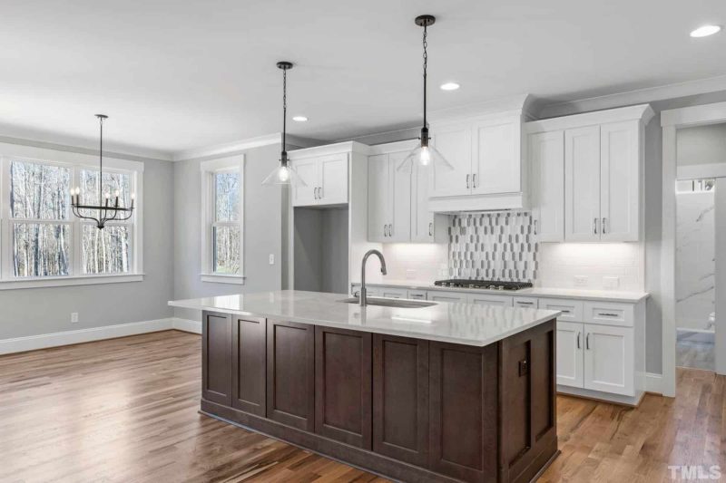 Stunning Traditional Craftsman house Plan with 2 Floors and CAD Designs