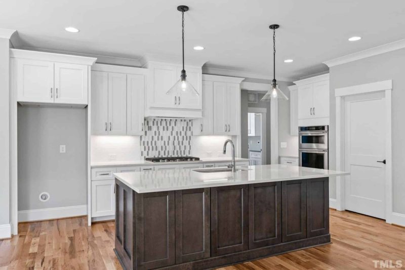Stunning Traditional Craftsman house Plan with 2 Floors and CAD Designs