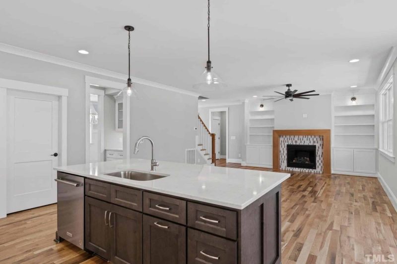 Stunning Traditional Craftsman house Plan with 2 Floors and CAD Designs