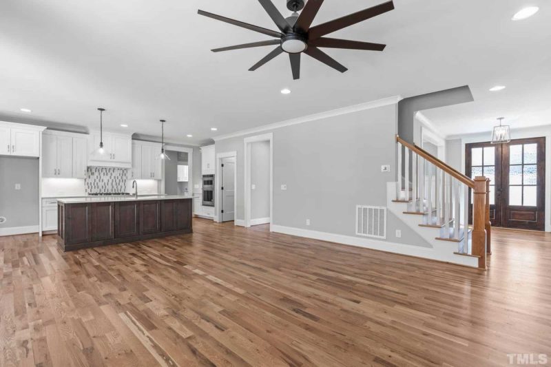 Stunning Traditional Craftsman house Plan with 2 Floors and CAD Designs