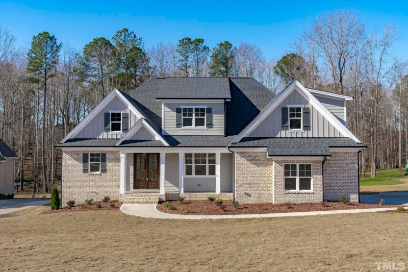 Stunning Traditional Craftsman house Plan with 2 Floors and CAD Designs