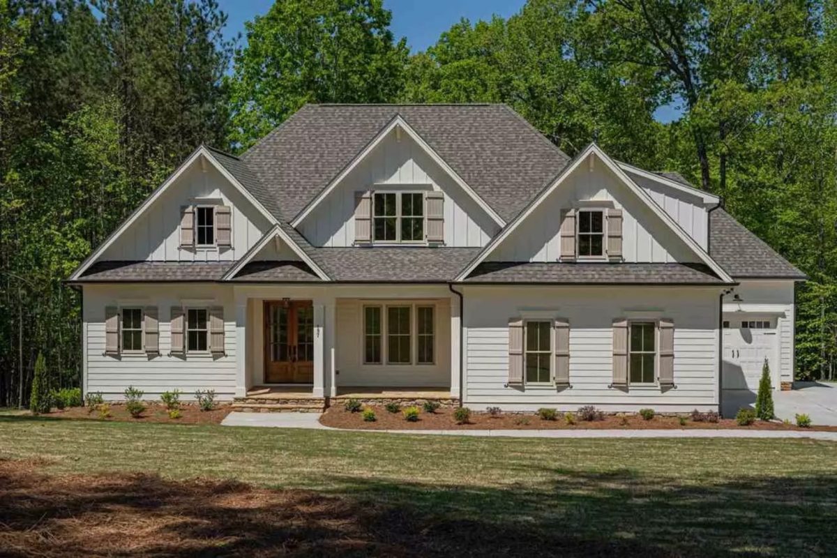 Traditional Craftsman house Plan with Spacious Floor Designs