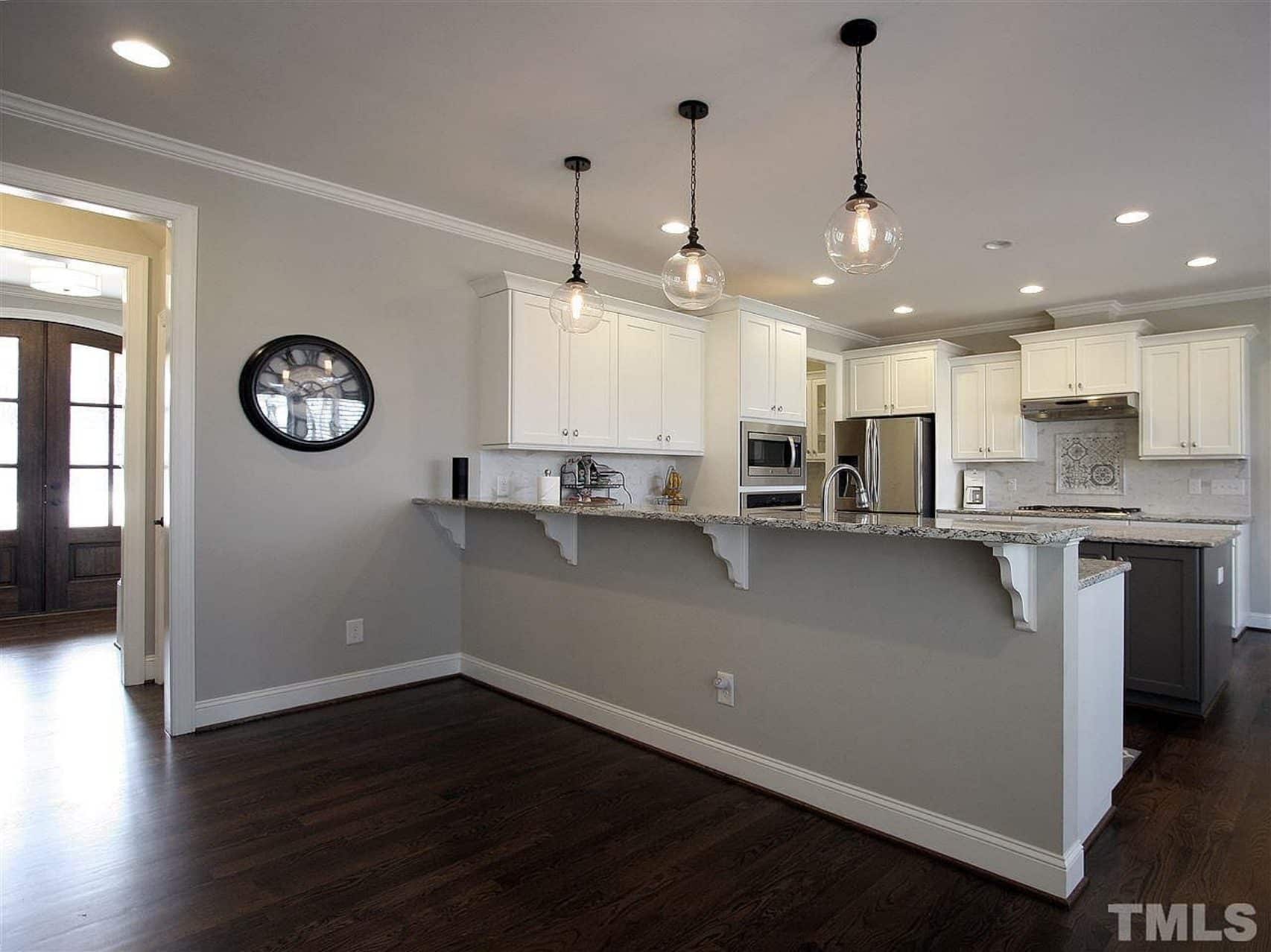 Traditional Craftsman house Plan with Spacious Floor and Garage