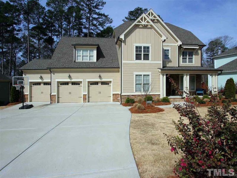 Traditional Craftsman house Plan with Spacious Floor and Garage