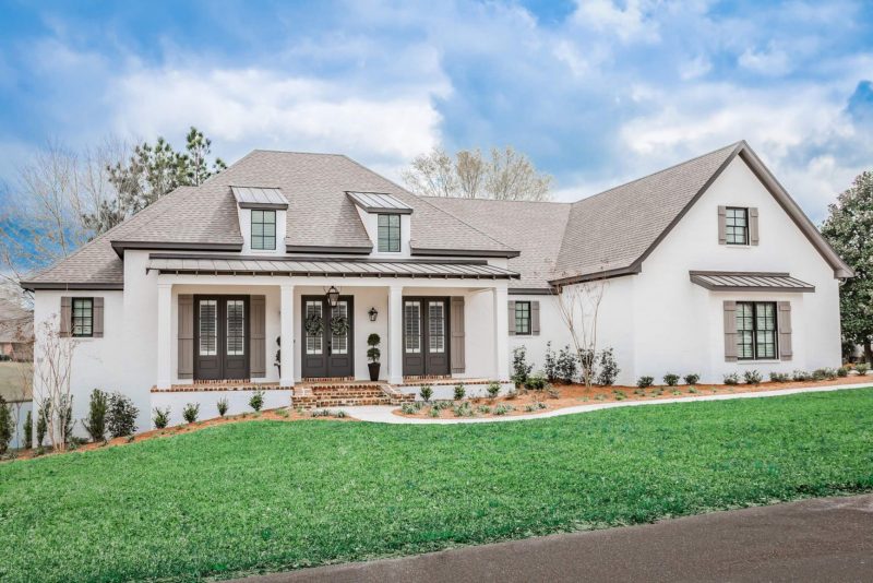 Traditional Southern house Plan with Spacious Floor Designs