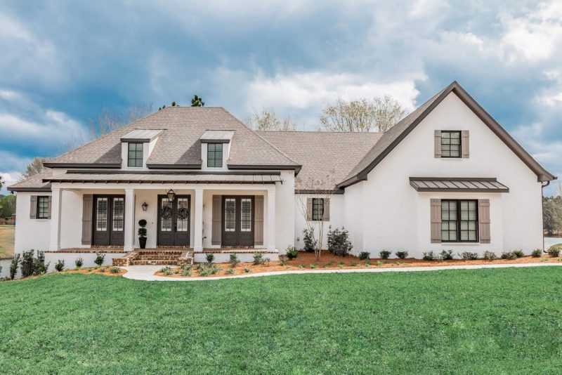 Traditional Southern house Plan with Spacious Floor Designs