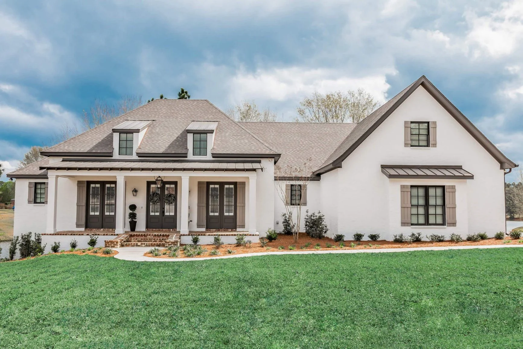 Traditional Southern house Plan with Spacious Floor Designs