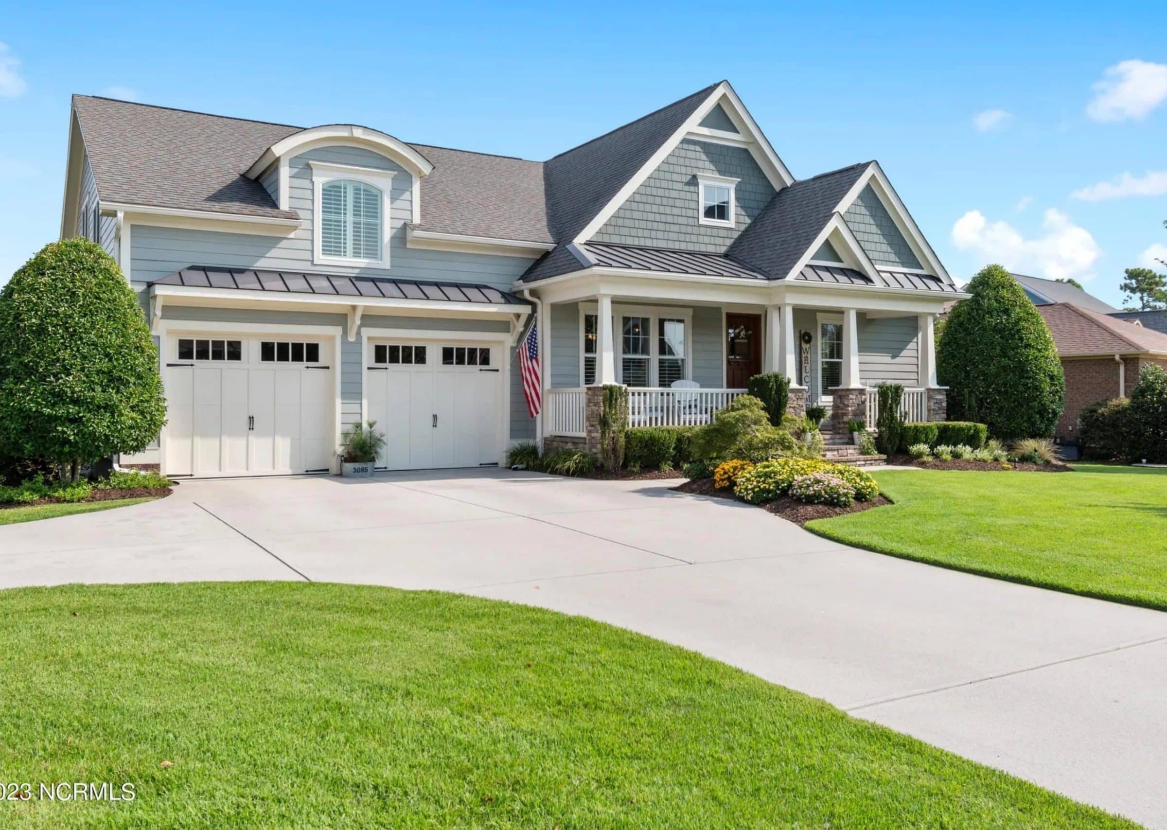 Craftsman house Floor Plan: 3-Bed, 2-Story Blueprint