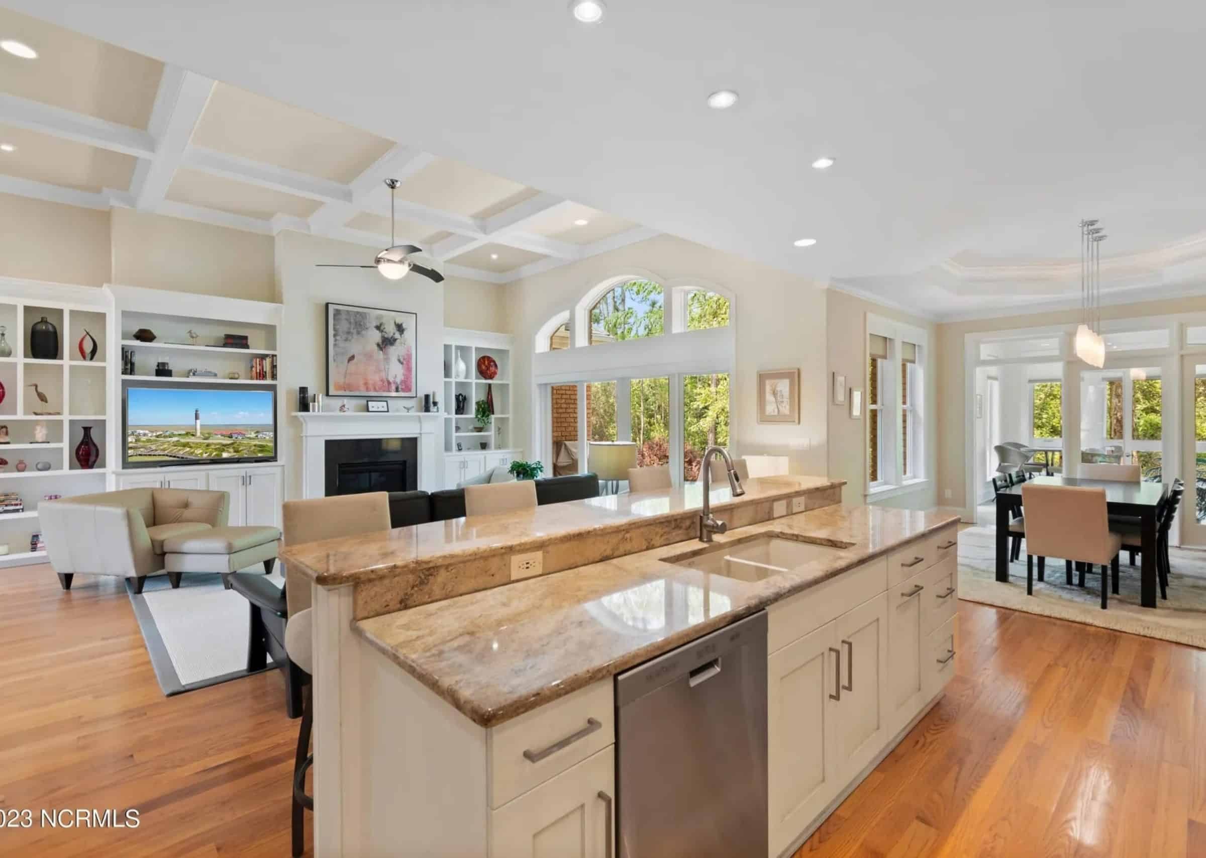 Expansive house Plan with CAD Blueprints & Stylish Design