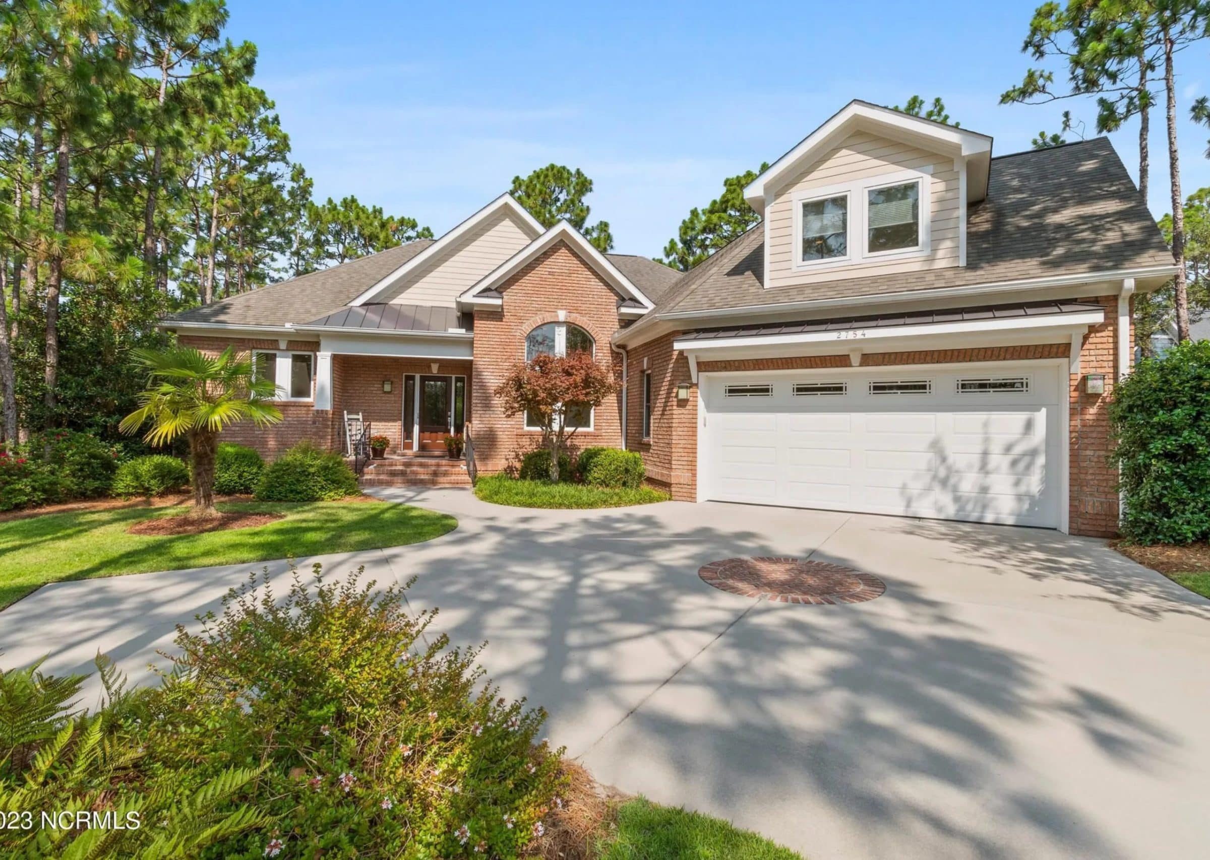Expansive house Plan with CAD Blueprints & Stylish Design