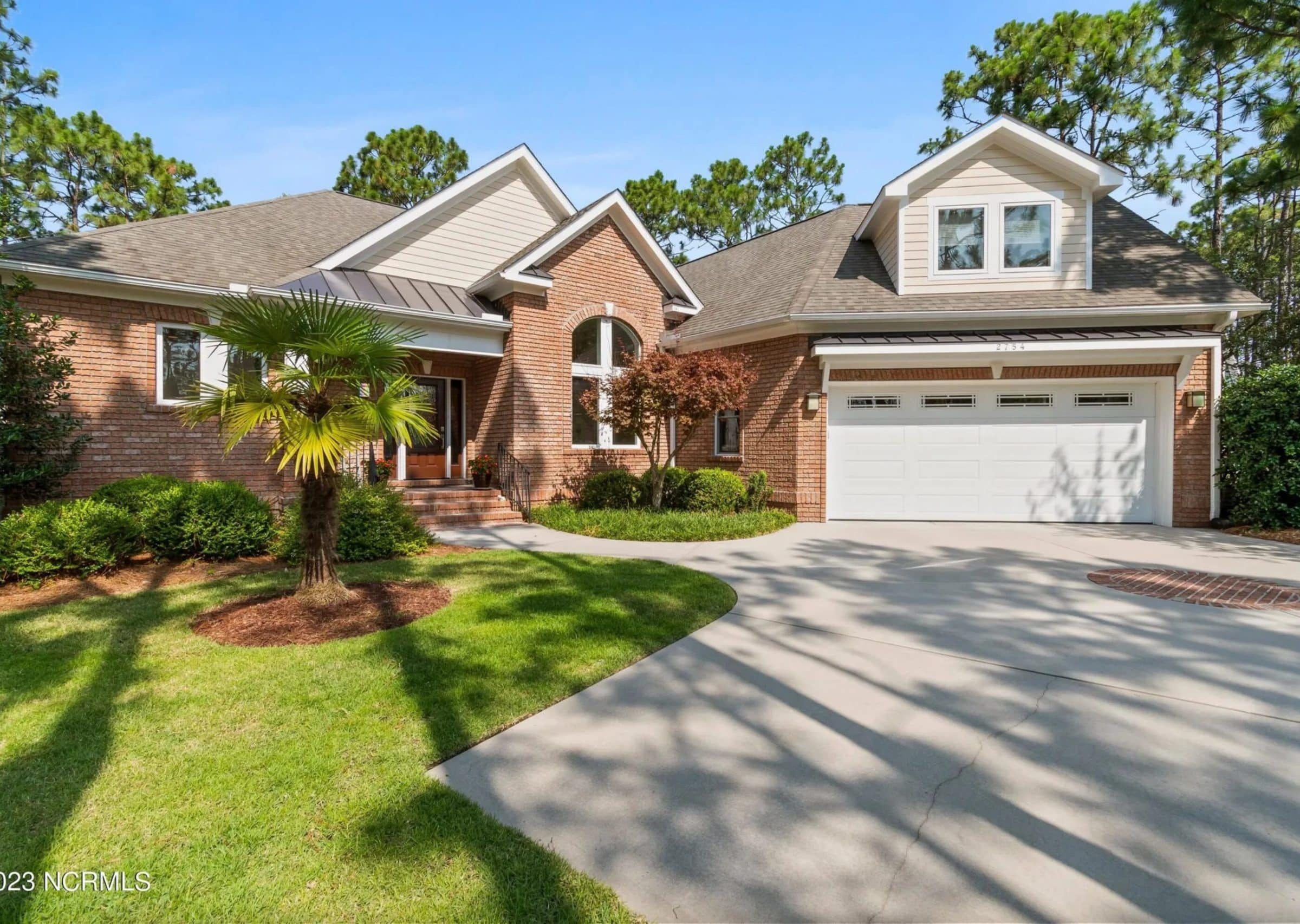 Expansive house Plan with CAD Blueprints & Stylish Design